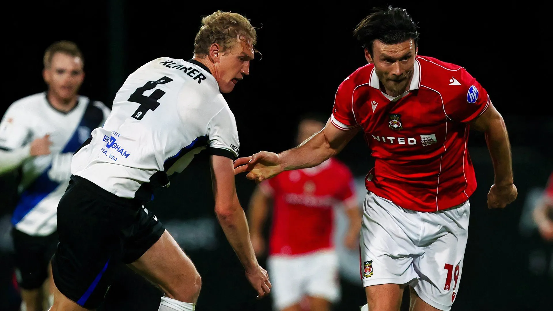 Thủ quân Christoph Klarer của Birmingham City trong trận đấu với Wrexham