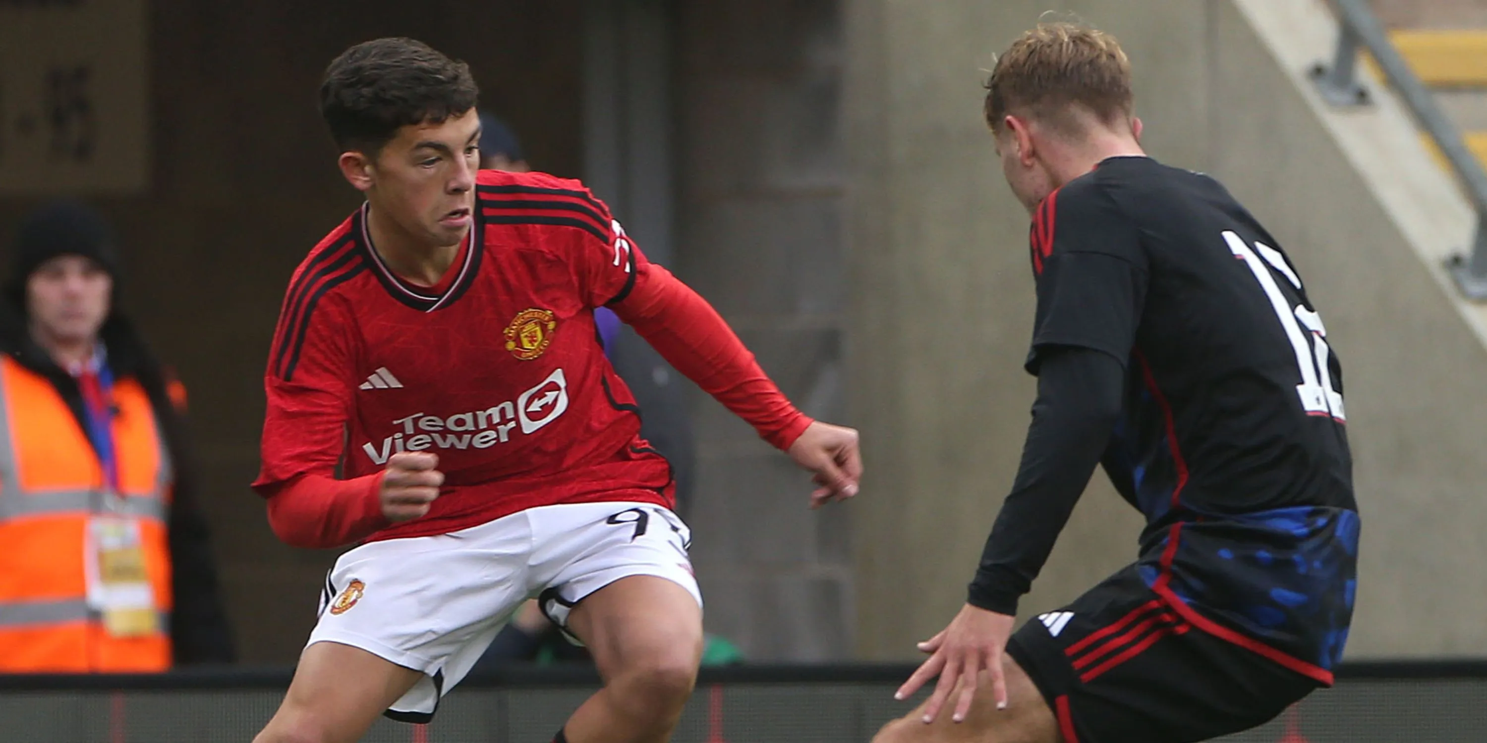 Tiền vệ trẻ tài năng Shea Lacey của Manchester United trong một trận đấu