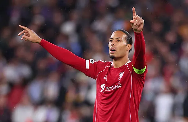 Trung vệ Virgil Van Dijk tỏ ra lạnh nhạt với người đồng đội cũ, Trent Alexander-Arnold.
