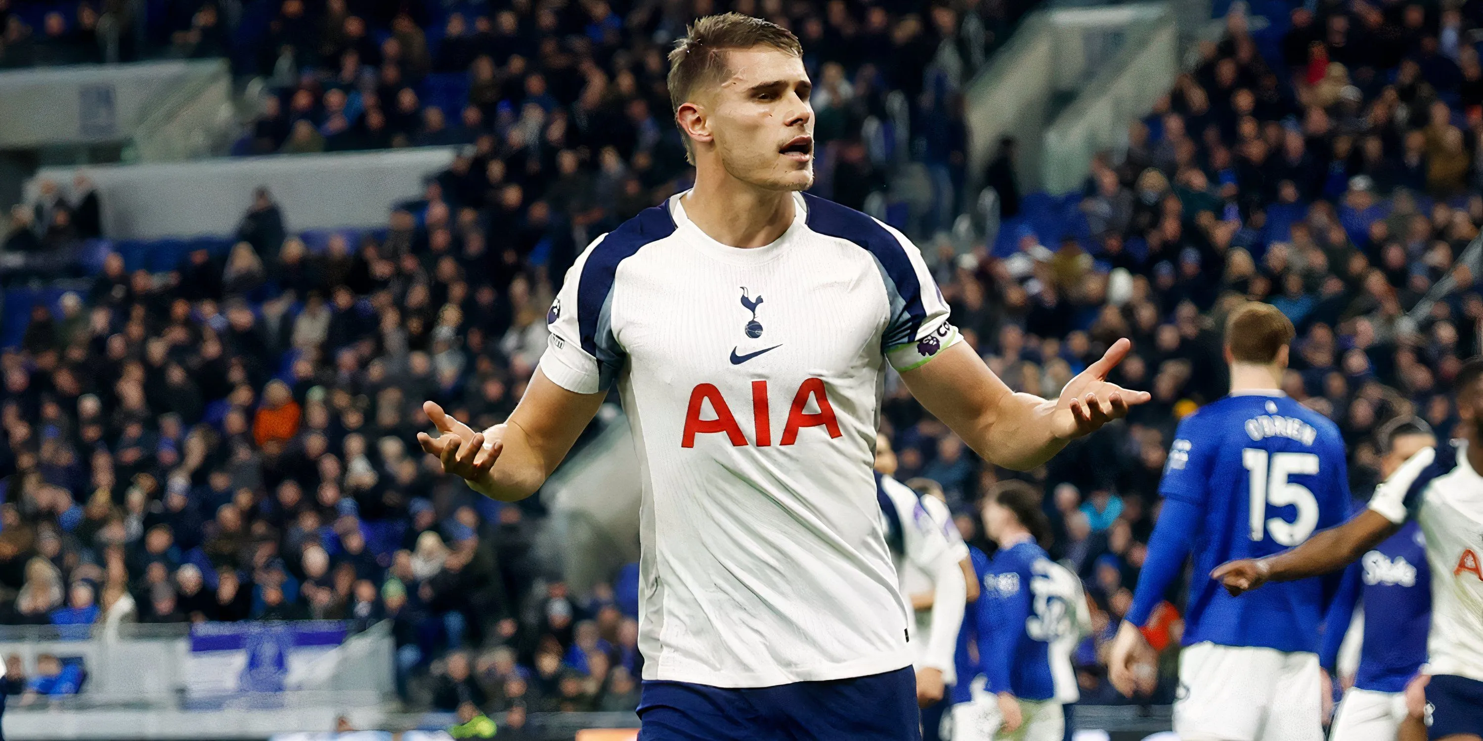Van de Ven toả sáng trong trận Tottenham gặp Everton