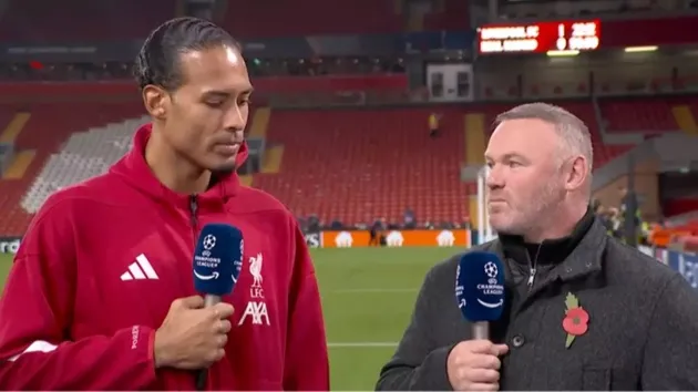 Van Dijk và Rooney trao đổi ý kiến trực tiếp trong buổi bình luận trận Liverpool vs Real Madrid trên Amazon Prime.