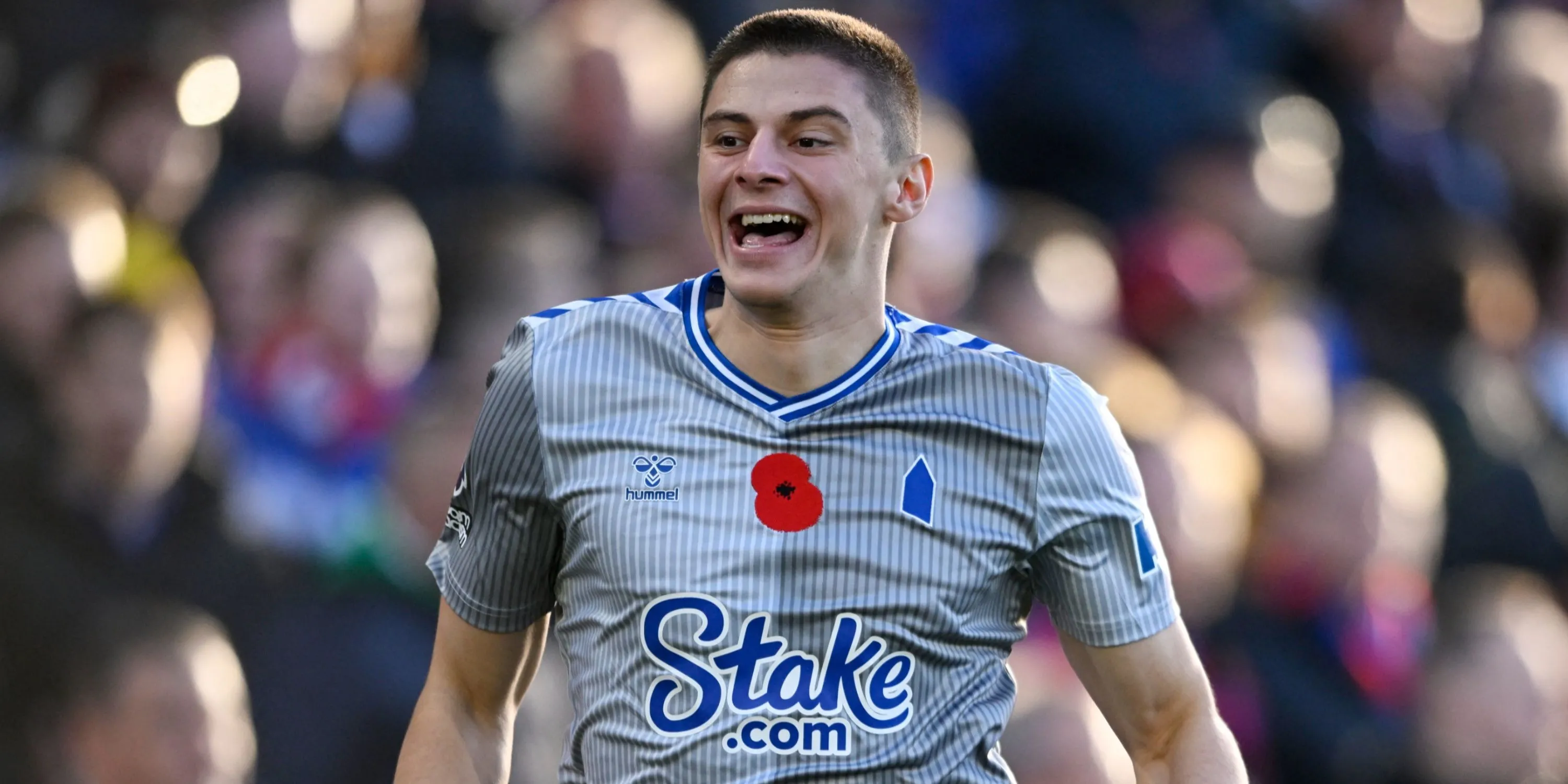 Vitalii Mykolenko trong trang phục Everton, hậu vệ trái xuất sắc của The Toffees ở Premier League